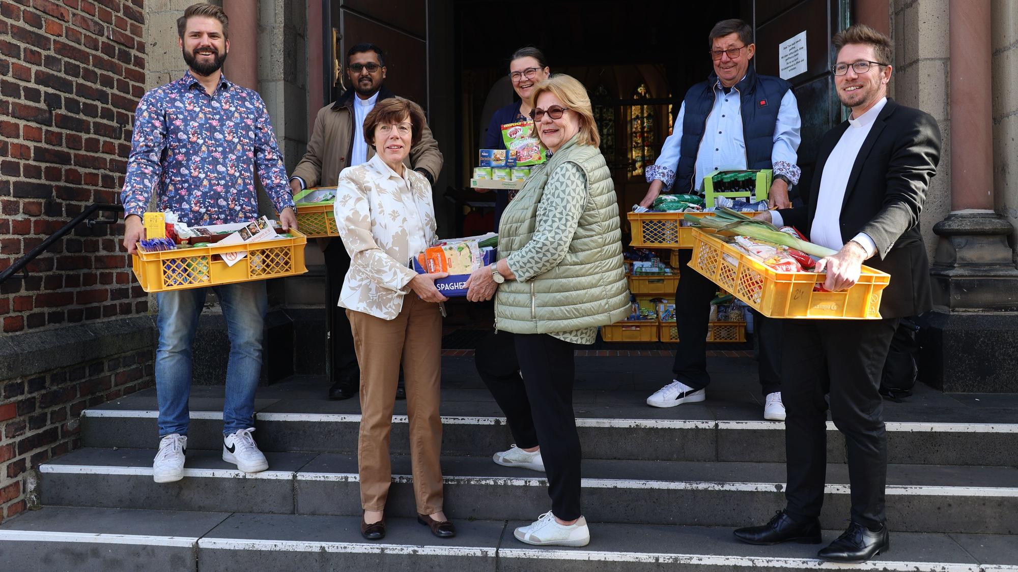 Leichlinger Kirchen spenden für die Tafel.