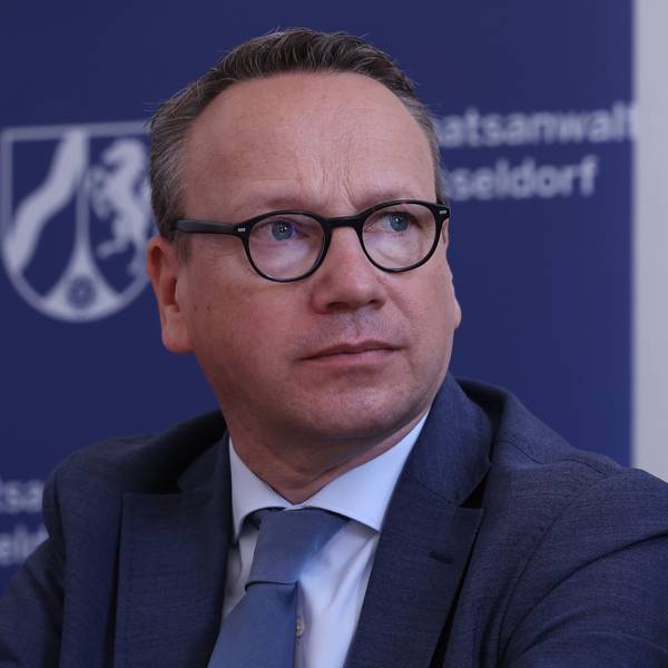 ARCHIV - 11.08.2023, Nordrhein-Westfalen, Düsseldorf: Benjamin Limbach (Bündnis 90/Die Grünen), Justizminister von Nordrhein-Westfalen, stellt auf einer Pressekonferenz den "Altstadt-Staatsanwalt" vor. Das Verwaltungsgericht in Münster hat die Besetzung eines Spitzenpostens der NRW-Justiz gestoppt und dabei nicht mit Kritik an NRW-Justizminister Limbach gespart. (zu dpa «Gericht stoppt Besetzung von Spitzenposten der NRW-Justiz») Foto: David Young/dpa +++ dpa-Bildfunk +++