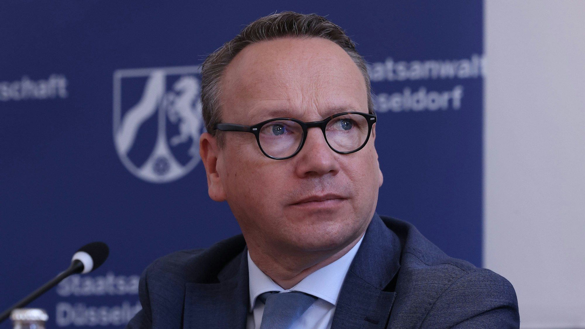 ARCHIV - 11.08.2023, Nordrhein-Westfalen, Düsseldorf: Benjamin Limbach (Bündnis 90/Die Grünen), Justizminister von Nordrhein-Westfalen, stellt auf einer Pressekonferenz den "Altstadt-Staatsanwalt" vor. Das Verwaltungsgericht in Münster hat die Besetzung eines Spitzenpostens der NRW-Justiz gestoppt und dabei nicht mit Kritik an NRW-Justizminister Limbach gespart. (zu dpa «Gericht stoppt Besetzung von Spitzenposten der NRW-Justiz») Foto: David Young/dpa +++ dpa-Bildfunk +++