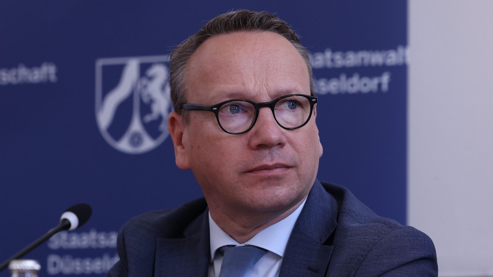 Düsseldorf: Benjamin Limbach (Bündnis 90/Die Grünen), Justizminister von Nordrhein-Westfalen, stellt auf einer Pressekonferenz den "Altstadt-Staatsanwalt" vor.