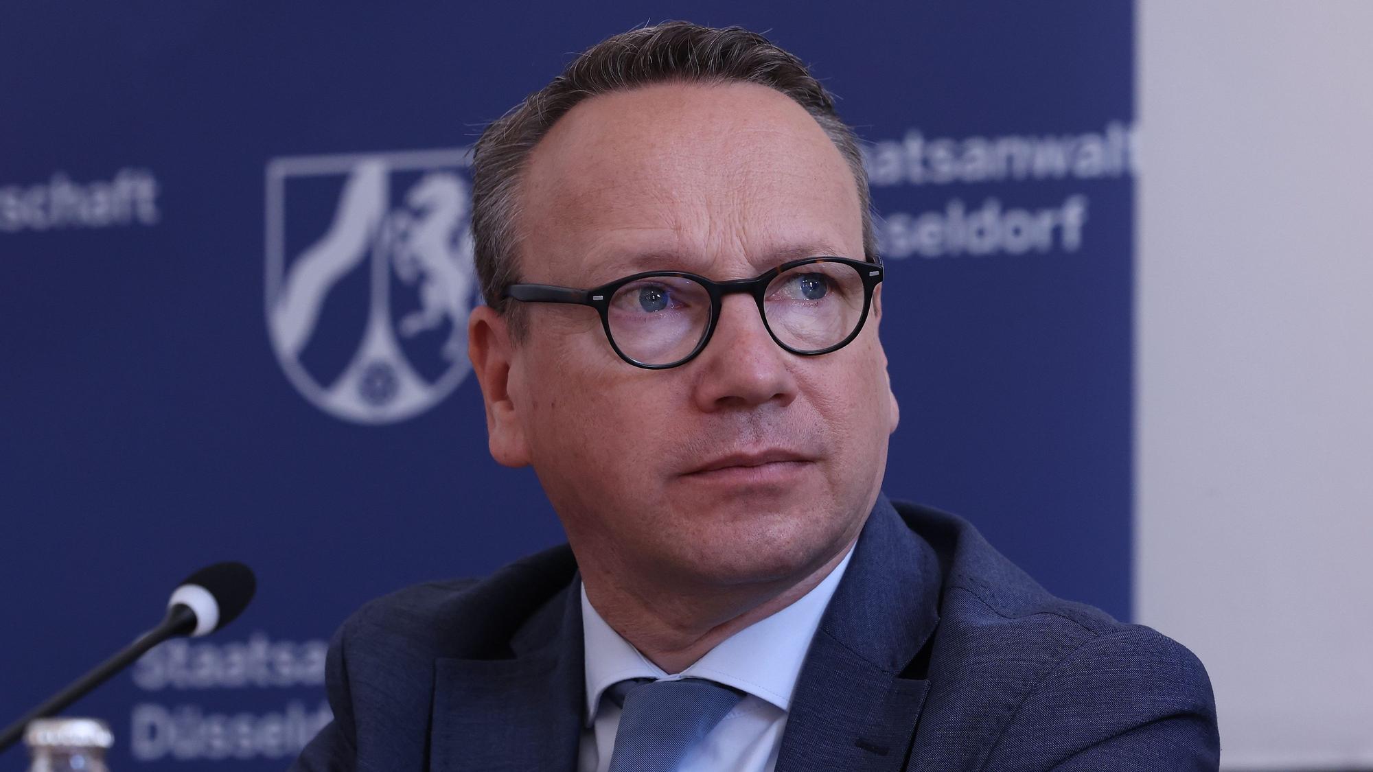 ARCHIV - 11.08.2023, Nordrhein-Westfalen, Düsseldorf: Benjamin Limbach (Bündnis 90/Die Grünen), Justizminister von Nordrhein-Westfalen, stellt auf einer Pressekonferenz den "Altstadt-Staatsanwalt" vor. Das Verwaltungsgericht in Münster hat die Besetzung eines Spitzenpostens der NRW-Justiz gestoppt und dabei nicht mit Kritik an NRW-Justizminister Limbach gespart. (zu dpa «Gericht stoppt Besetzung von Spitzenposten der NRW-Justiz») Foto: David Young/dpa +++ dpa-Bildfunk +++