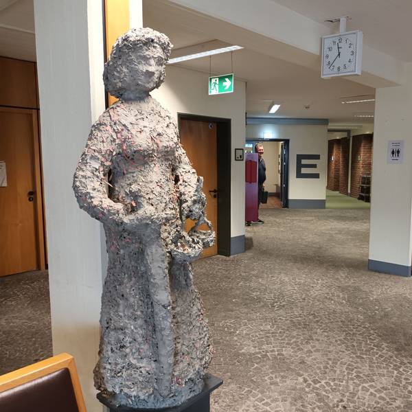 Eine Justizia-Skulptur steht im Foyer eines Gebäudes