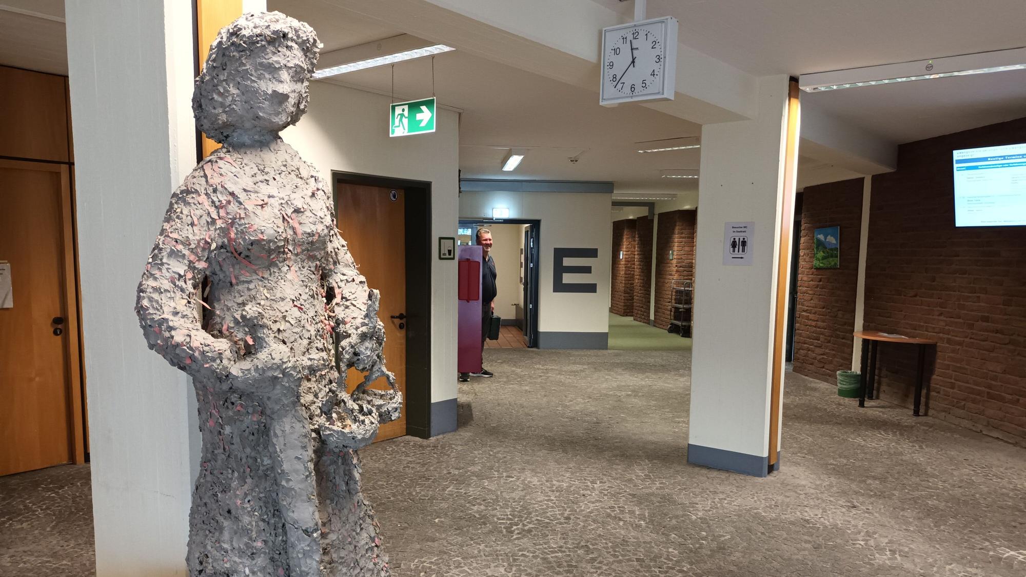Eine Figur mit Waage in der Hand soll die Göttin der Gerechtigkeit, Justizia, verkörpern.
