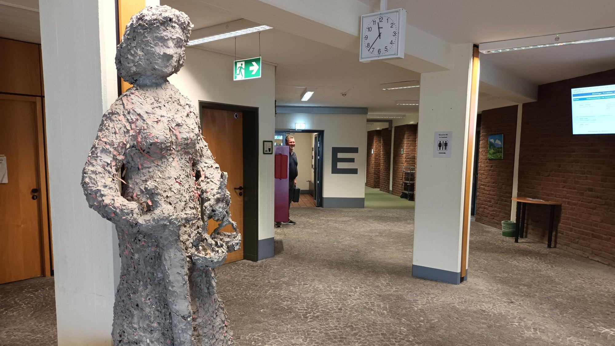 Eine künstlerisch gestaltete Justizia steht im Amtsgericht Siegburg.