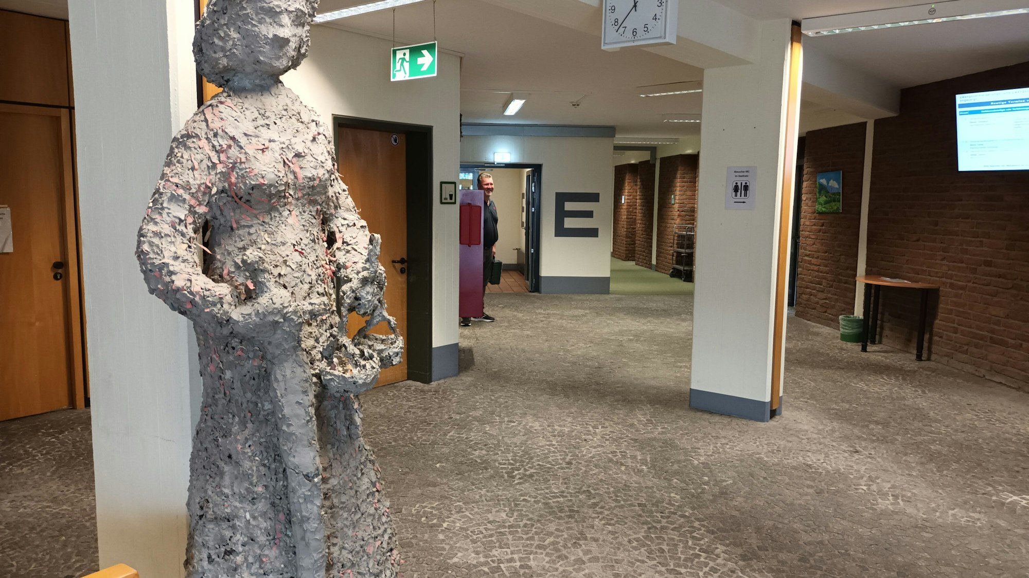 Eine Justizia-Skulptur steht im Foyer eines Gebäudes