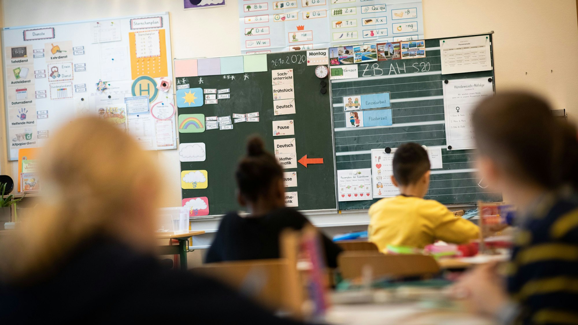 Schülerinnen und Schüler einer 2. Klasse in der Grundschule Hasselbrook sitzen in ihrem Klassenzimmer.