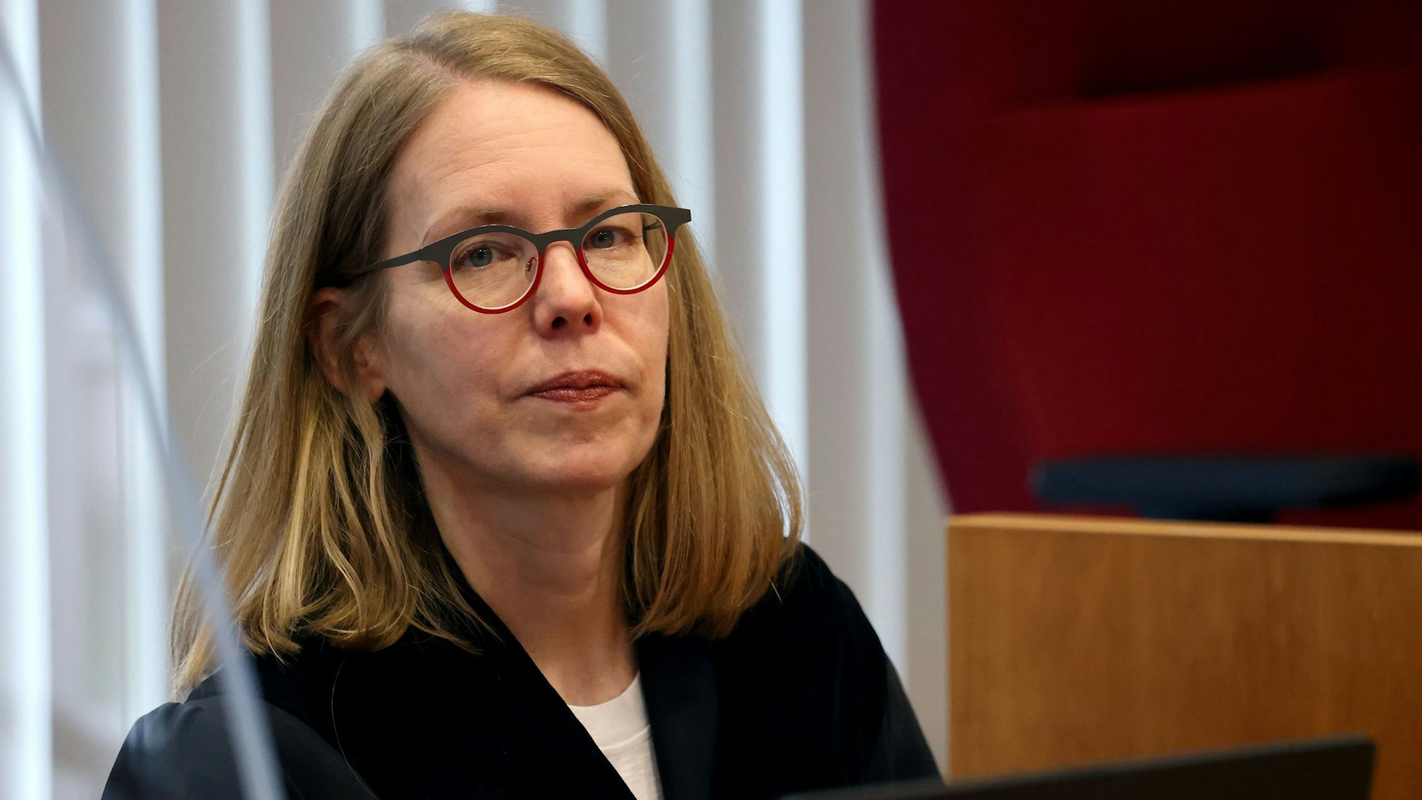 Anne Brorhilker, Kölner Staatsanwältin, sitzt im Gerichtssaal. Im milliardenschweren «Cum-Ex»-Steuerskandal hat vor dem Bonner Landgericht ein Strafprozess gegen den bekanntesten Akteur der Aktiendeals begonnen, den Anwalt Hanno Berger. Er gilt als Schlüsselfigur bei den verschachtelten «Cum-Ex»-Geschäften, die den deutschen Staat schätzungsweise 30 Milliarden Euro gekostet haben. +++ dpa-Bildfunk +++