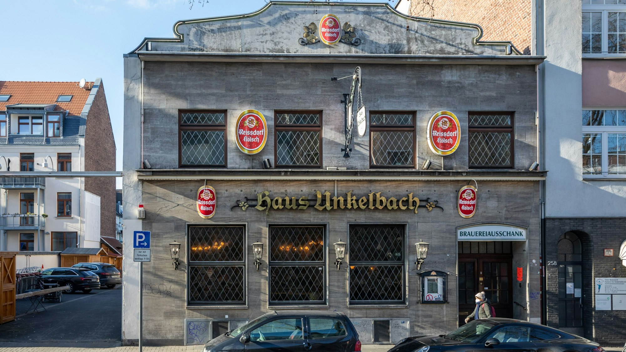 Das Brauhaus „Haus Unkelbach“ an der Luxemburger Straße in Köln von außen.