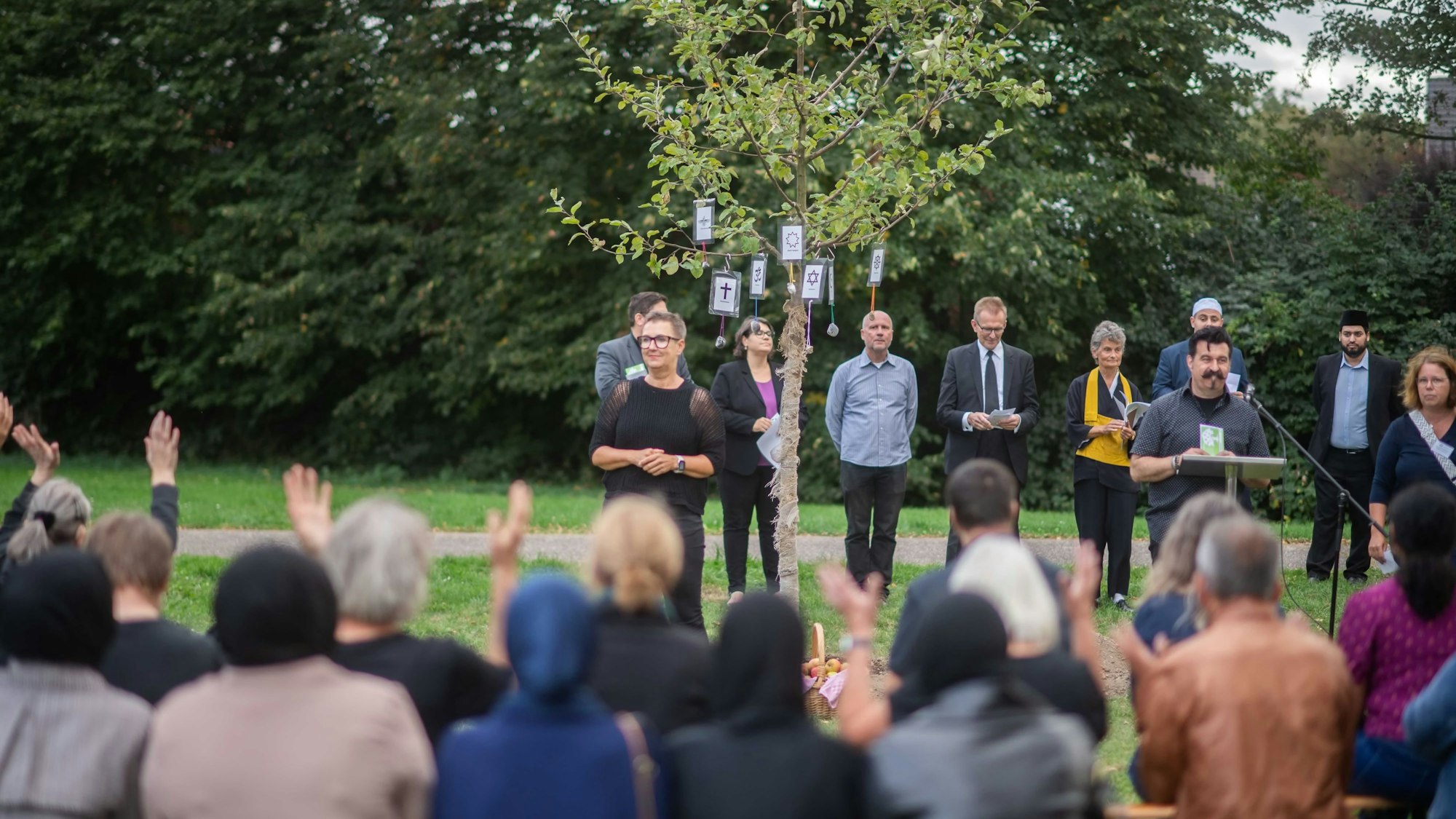 Das Bild zeigt Organisator Roland Kuhlen während seiner Ansprache.