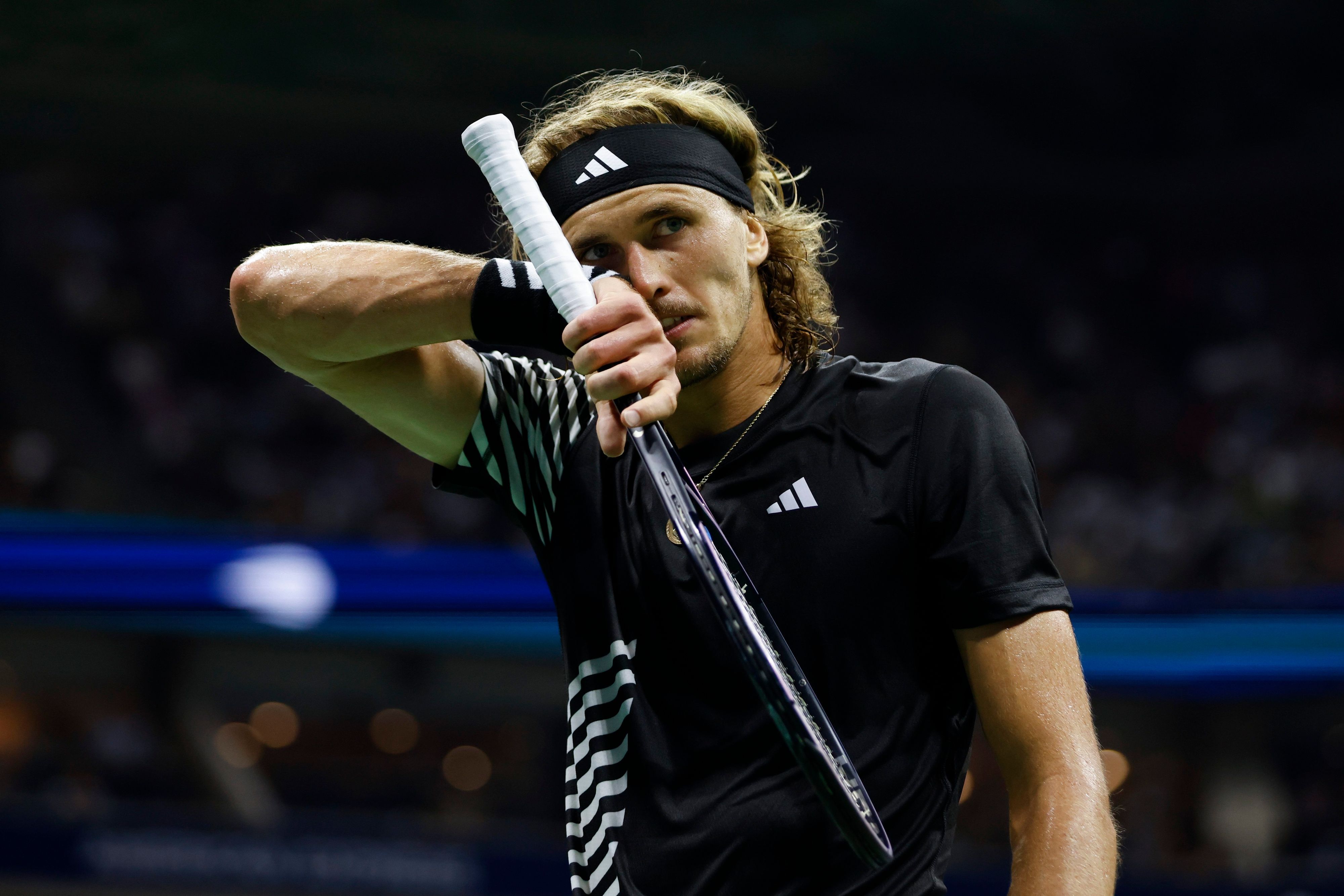 Alexander Zverev wischt sich das Gesicht ab. Alexander Zverev steht in Peking im Viertelfinale.