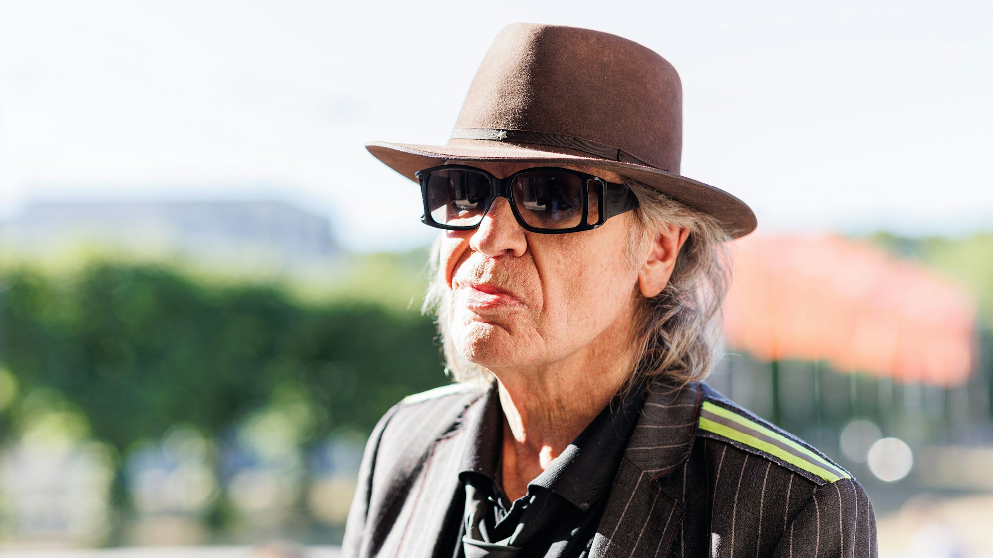 Musiker Udo Lindenberg steht vor Beginn der Festveranstaltung vor dem Hannover Congress Centrum.