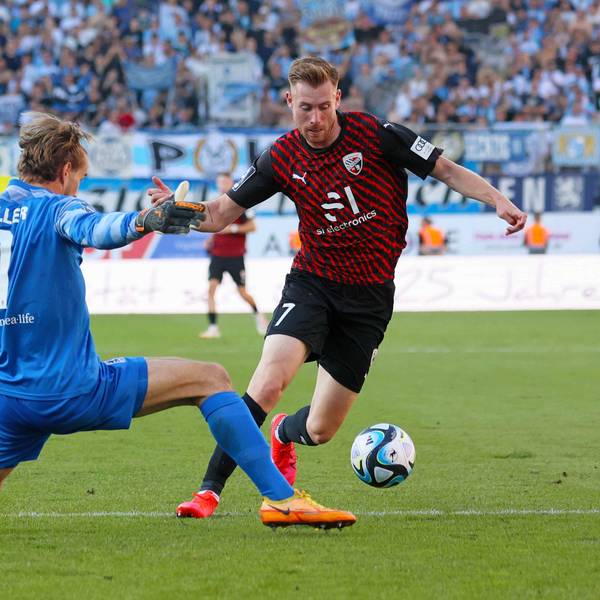 Ingolstadt, Deutschland 16. September 2023: 3. Liga - 2023/2024 - FC Ingolstadt 04 vs. TSV 1860 München Im Bild: v.li. Torhueter Marco Hiller TSV 1860 München und Torschutze Jannik Mause FC Ingolstadt 04 der das Tor zum 1:1 erzielt. /// DFB regulations prohibit any use of photographs as image sequences and/or quasi-video /// Audi Sportpark Bayern *** Ingolstadt, Germany 16 September 2023 3 Liga 2023 2024 FC Ingolstadt 04 vs TSV 1860 München In picture from left goalkeeper Marco Hiller TSV 1860 München and goalkeeper Jannik Mause FC Ingolstadt 04 who scores the goal to 1 1 DFB regulations prohibit any use of photographs as image sequences and or quasi video Audi Sportpark Bayern Copyright: xFotostandx/xSchaeferx