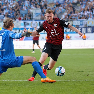 Ingolstadt, Deutschland 16. September 2023: 3. Liga - 2023/2024 - FC Ingolstadt 04 vs. TSV 1860 München Im Bild: v.li. Torhueter Marco Hiller TSV 1860 München und Torschutze Jannik Mause FC Ingolstadt 04 der das Tor zum 1:1 erzielt. /// DFB regulations prohibit any use of photographs as image sequences and/or quasi-video /// Audi Sportpark Bayern *** Ingolstadt, Germany 16 September 2023 3 Liga 2023 2024 FC Ingolstadt 04 vs TSV 1860 München In picture from left goalkeeper Marco Hiller TSV 1860 München and goalkeeper Jannik Mause FC Ingolstadt 04 who scores the goal to 1 1 DFB regulations prohibit any use of photographs as image sequences and or quasi video Audi Sportpark Bayern Copyright: xFotostandx/xSchaeferx