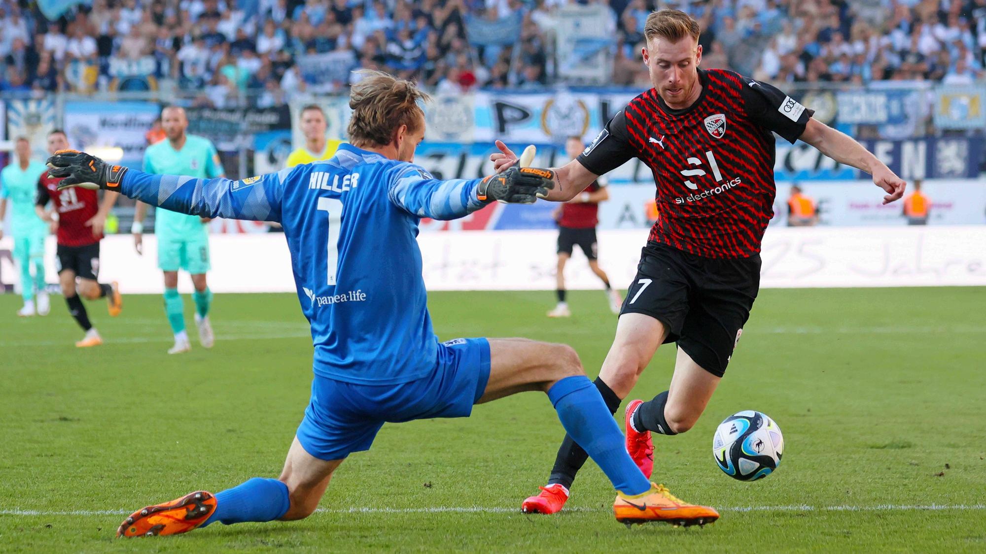 Ingolstadt, Deutschland 16. September 2023: 3. Liga - 2023/2024 - FC Ingolstadt 04 vs. TSV 1860 München Im Bild: v.li. Torhueter Marco Hiller TSV 1860 München und Torschutze Jannik Mause FC Ingolstadt 04 der das Tor zum 1:1 erzielt. /// DFB regulations prohibit any use of photographs as image sequences and/or quasi-video /// Audi Sportpark Bayern *** Ingolstadt, Germany 16 September 2023 3 Liga 2023 2024 FC Ingolstadt 04 vs TSV 1860 München In picture from left goalkeeper Marco Hiller TSV 1860 München and goalkeeper Jannik Mause FC Ingolstadt 04 who scores the goal to 1 1 DFB regulations prohibit any use of photographs as image sequences and or quasi video Audi Sportpark Bayern Copyright: xFotostandx/xSchaeferx