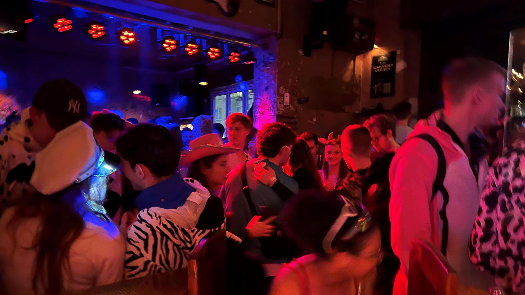 Verkleidete Menschen tanzen im Stiefel.
