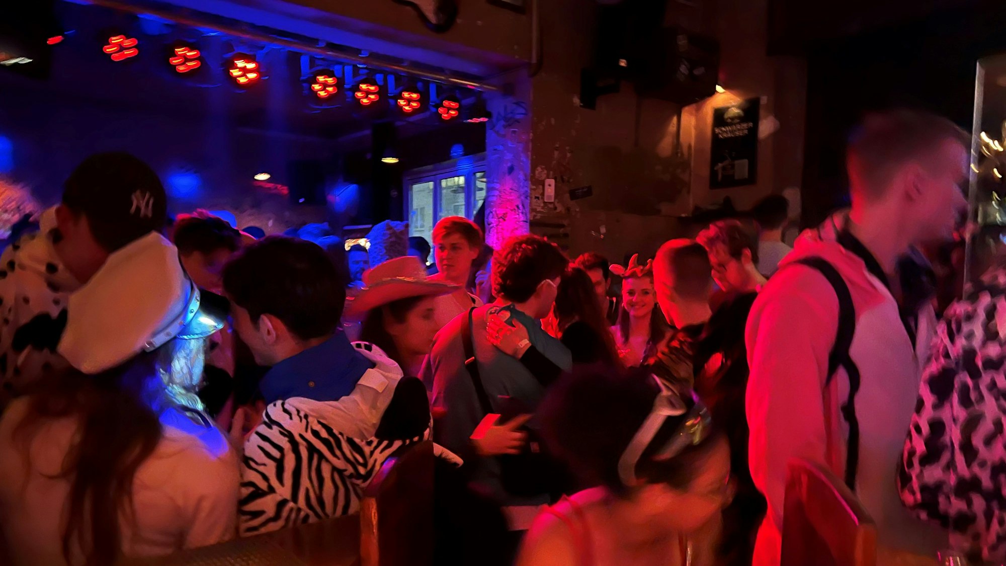 Verkleidete Menschen tanzen im Stiefel.