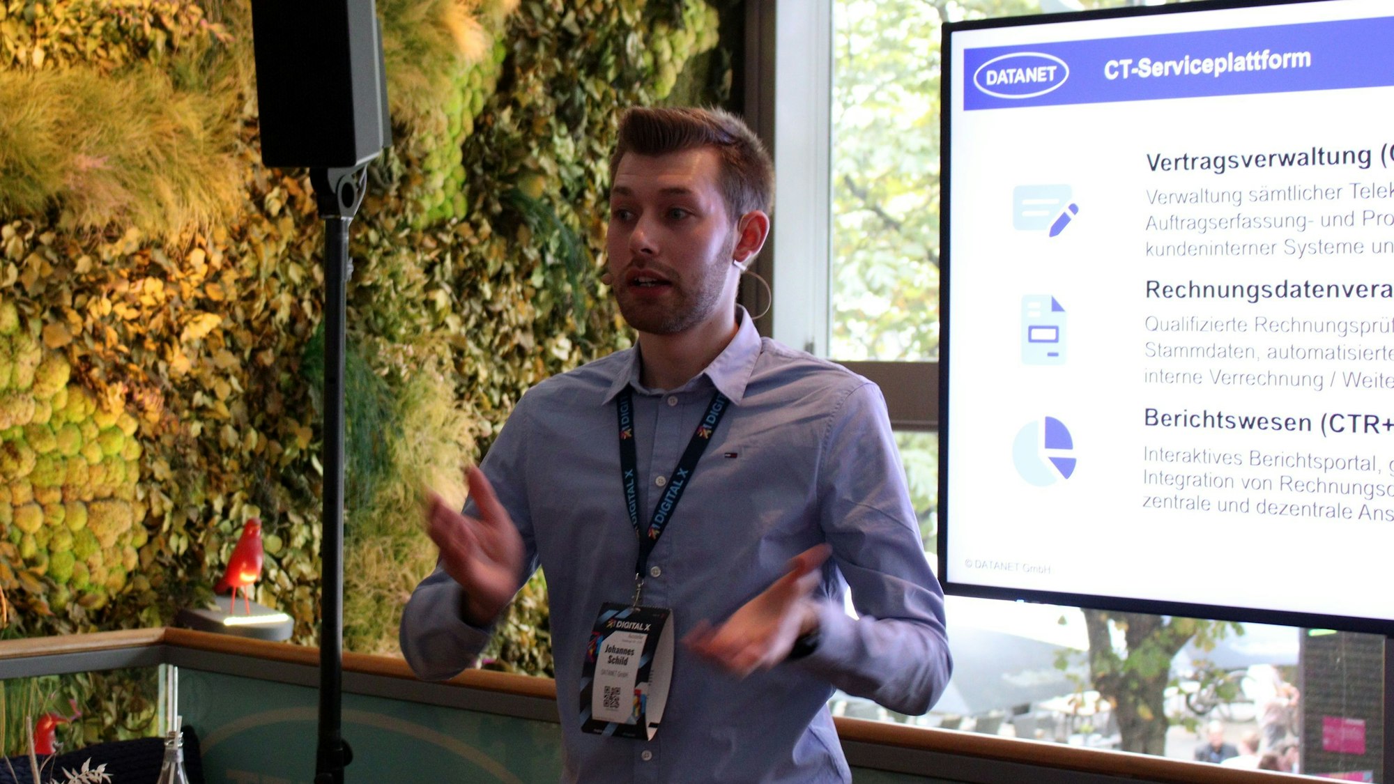 Ein Mann hält einen Vortrag.