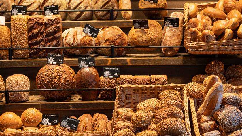 Backwaren warten in einer Bäckerei auf die Kundschaft.