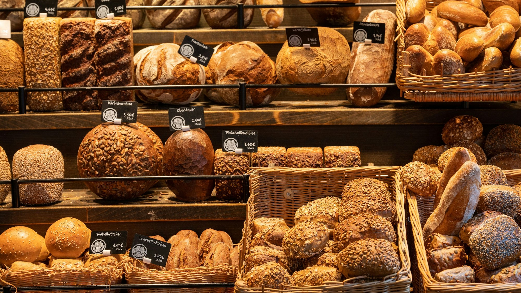 Backwaren warten in einer Bäckerei auf die Kundschaft.