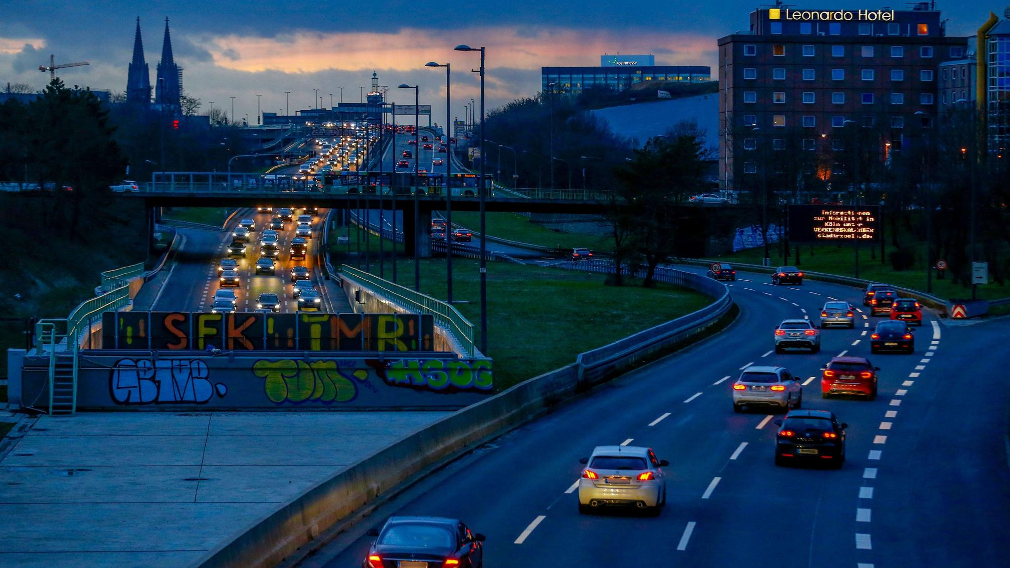 Blick Richtung Dom und Innenstadt auf den neuausgebauten Autobahntunnel der B55a in Köln Kalk.