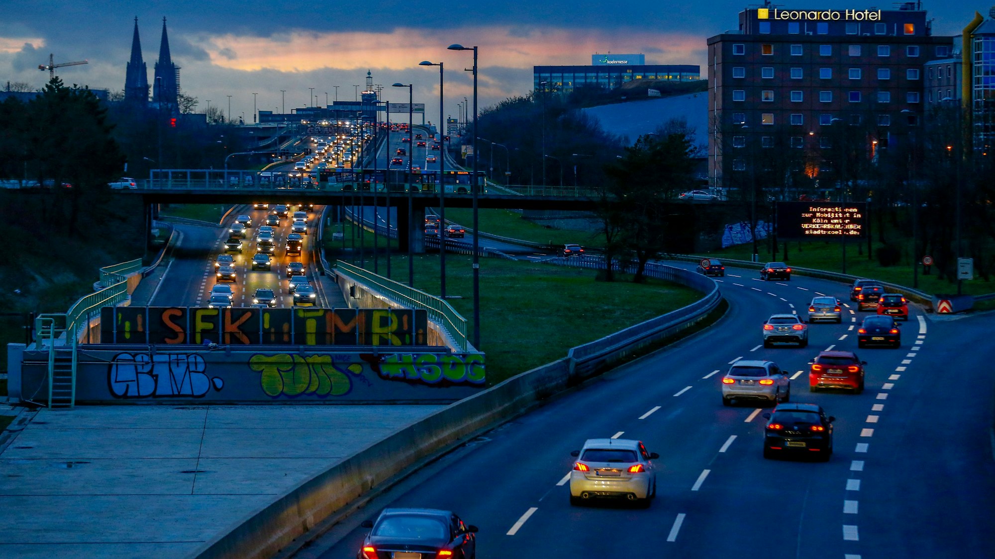 Blick Richtung Dom und Innenstadt auf den neuausgebauten Autobahntunnel der B55a in Köln Kalk.