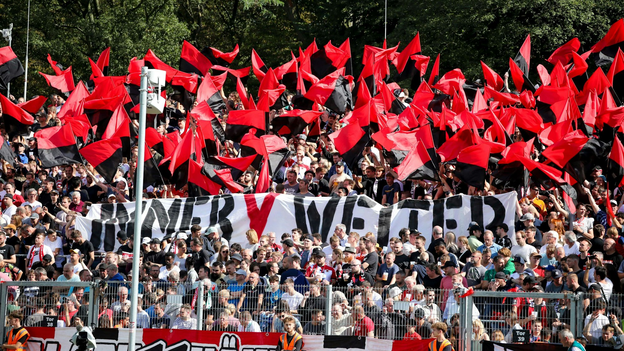 Viktoria Kölns Fans beim DFB-Pokalspiel gegen Werder Bremen