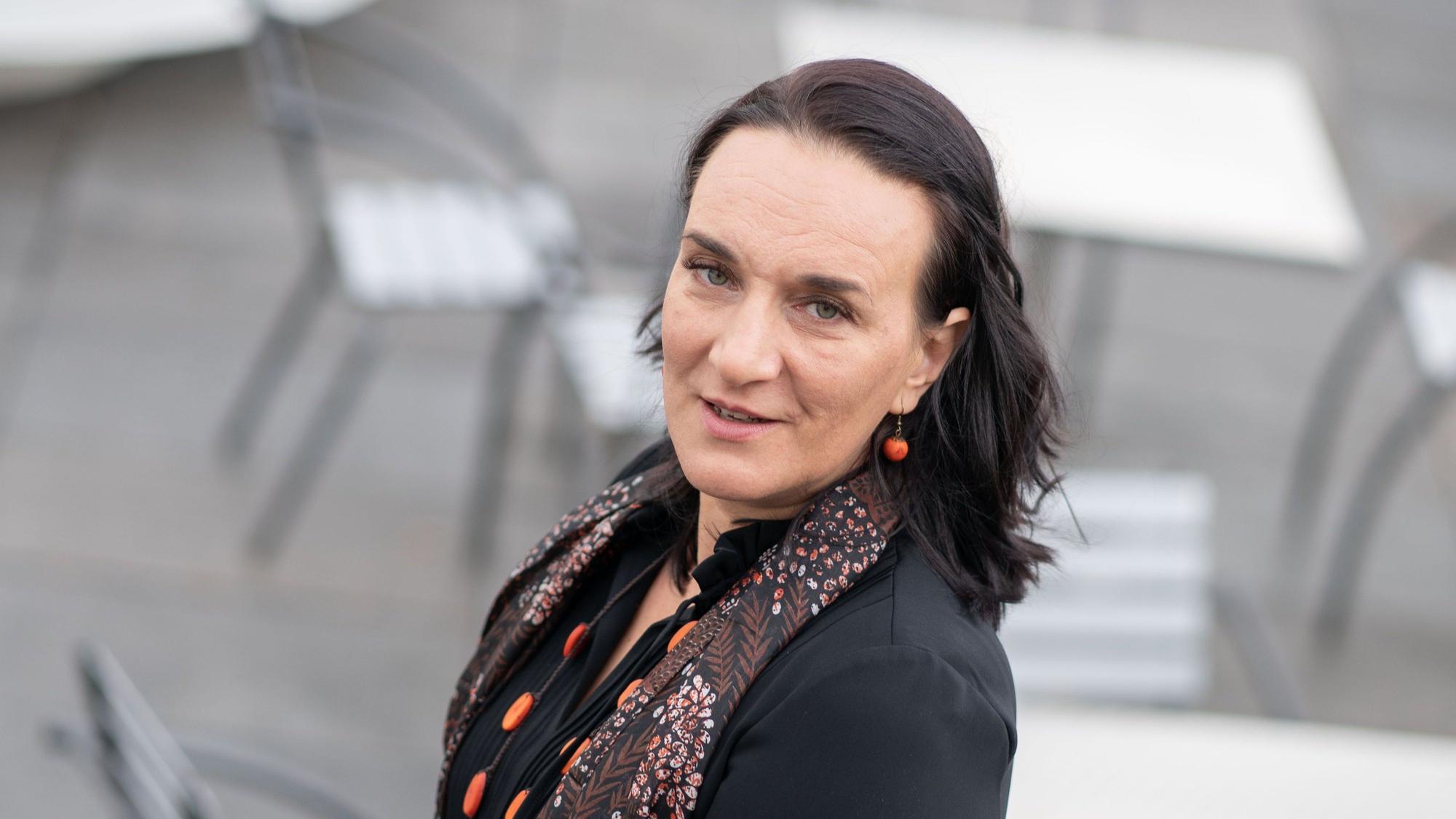 Die deutsch-ungarische Schriftstellerin Terezia Mora steht auf der Terrasse des Darmstädter Staatstheaters.