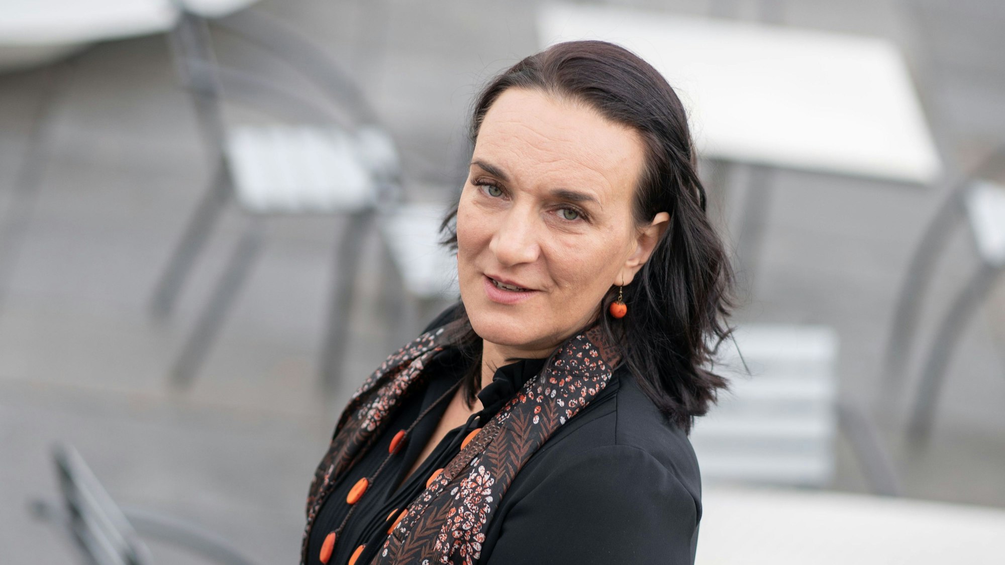 Die deutsch-ungarische Schriftstellerin Terezia Mora steht auf der Terrasse des Darmstädter Staatstheaters.