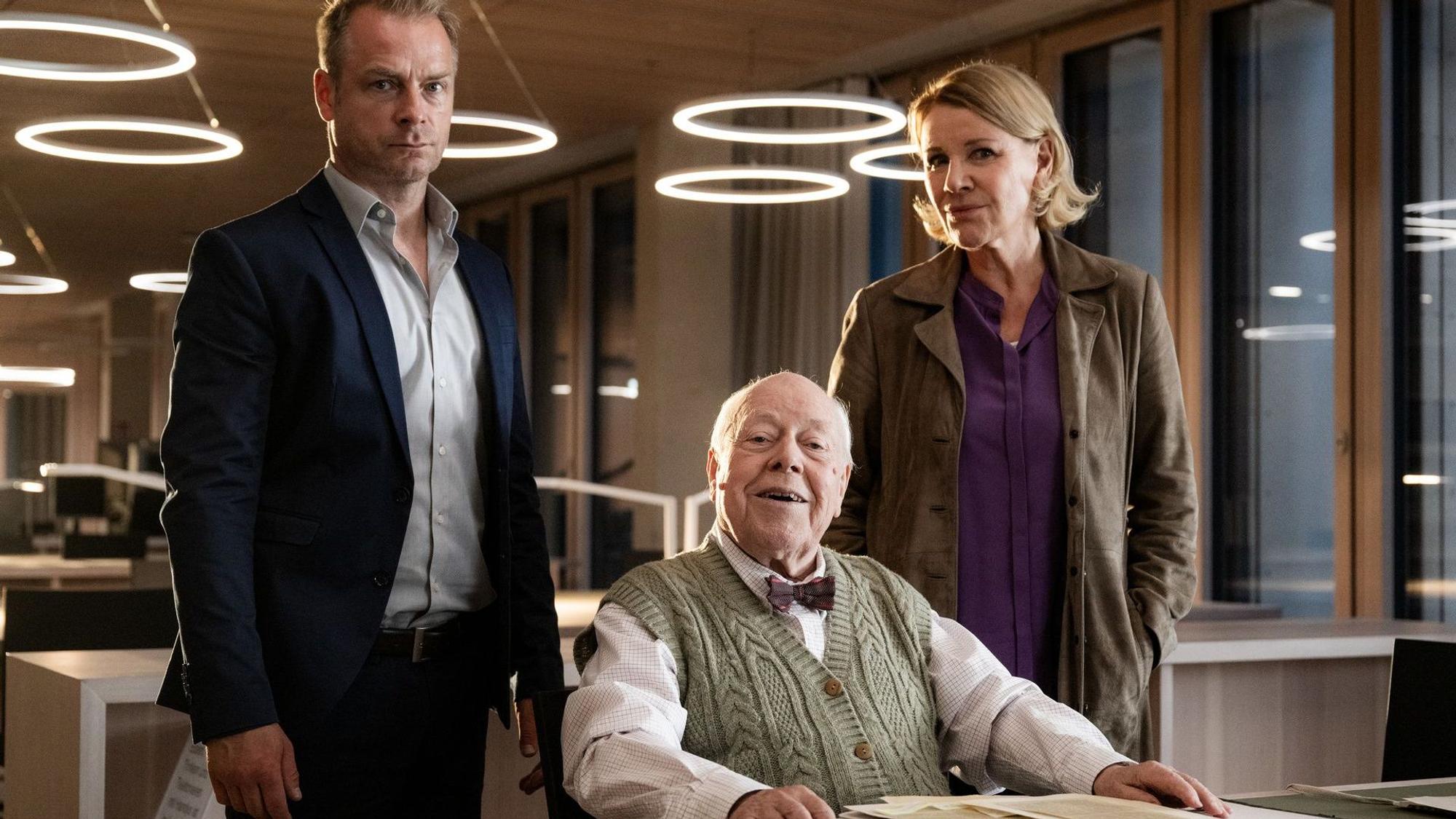 Die drei Schauspieler Hinnerk Schönemann, Archivar Emil Jochen Stern und Marie Brand befinden sich im neuen Stadtarchiv an der Luxemburger Straße, wo der Drehtag zur neuen Folge von Marie Brand stattfand.