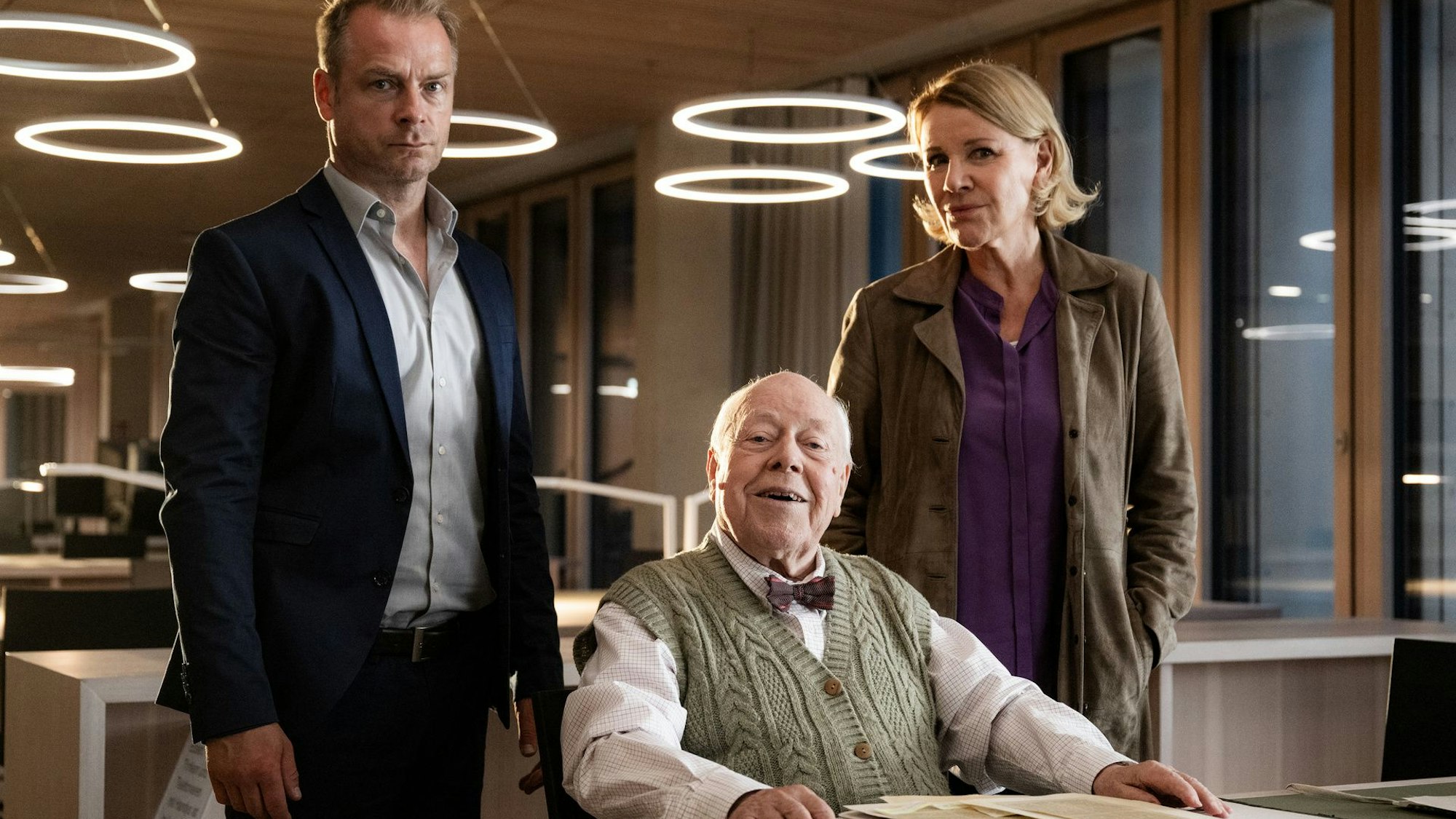 Die drei Schauspieler Hinnerk Schönemann, Archivar Emil Jochen Stern und Marie Brand befinden sich im neuen Stadtarchiv an der Luxemburger Straße, wo der Drehtag zur neuen Folge von Marie Brand stattfand.