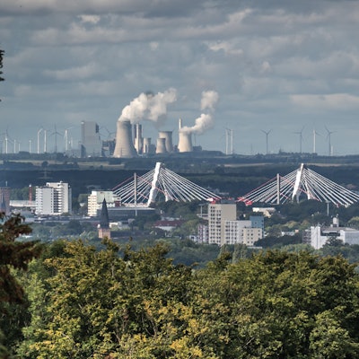 Die neue Leverkusener Brücke in der Landschaft. Von Uppersberg aus fotografiert. Foto: Ralf Krieger