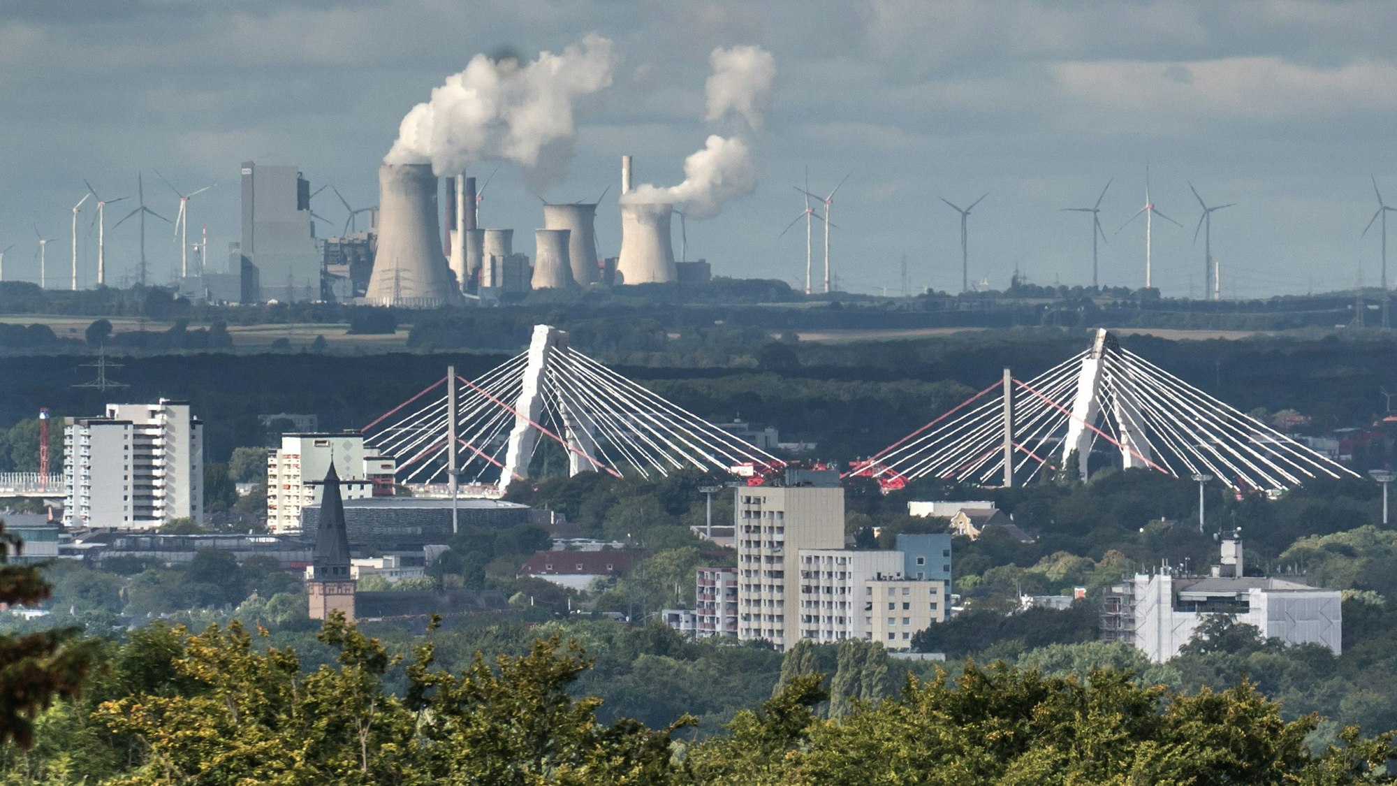 Die neue Leverkusener Brücke in der Landschaft. Von Uppersberg aus fotografiert. Foto: Ralf Krieger
