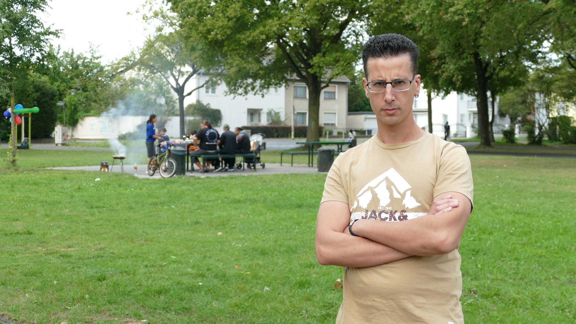 Ein Mann steht in einem Park.