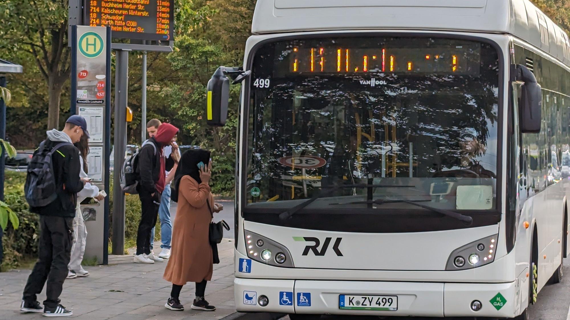 Auf dem Foto ist die Stadtbus-Linie 720 der Stadtwerke Hürth zu sehen.
