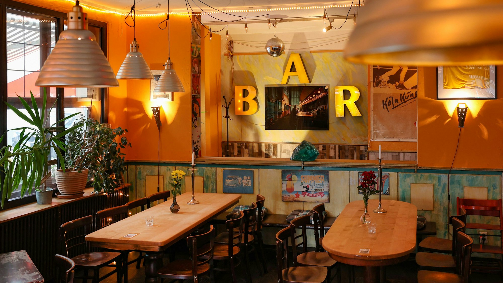 Inneneinrichtung des Mainzer Hof mit bunten Wänden und warmer Beleuchtung.