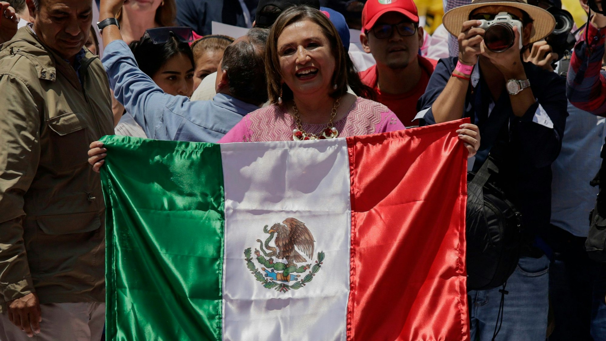 Xochitl Galvez, Senatorin und Kandidatin eines Oppositionsbündnisses aus drei Parteien für die Präsidentschaftswahlen, hält während einer politischen Veranstaltung am Denkmal des Engels der Unabhängigkeit eine mexikanische Nationalflagge.