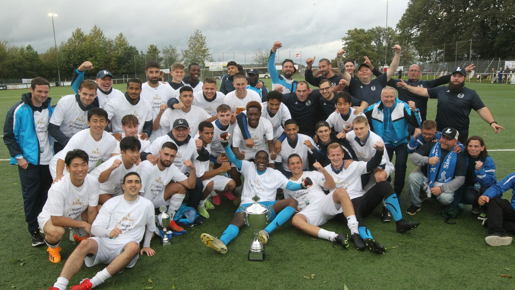 Der Siegburger SV 04 feiert den Kreispokalsieg.