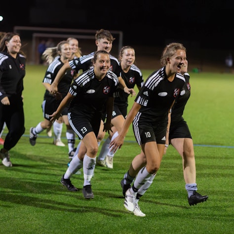 Spielerinnen aus Füssenich-Geich bejubeln den Kreispokalsieg.