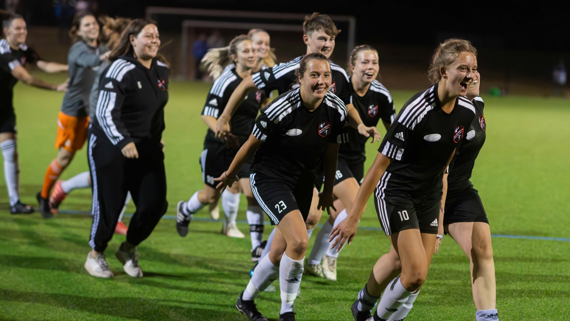 Spielerinnen aus Füssenich-Geich bejubeln den Kreispokalsieg.