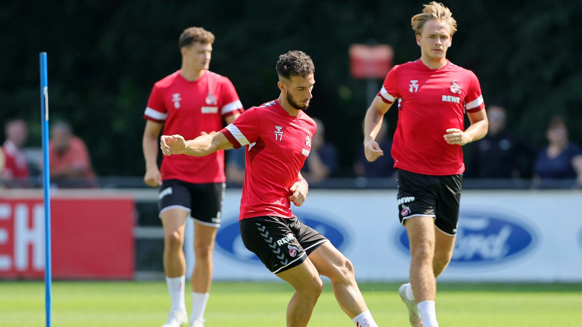 Leart Paqarada spielt einen Pass.