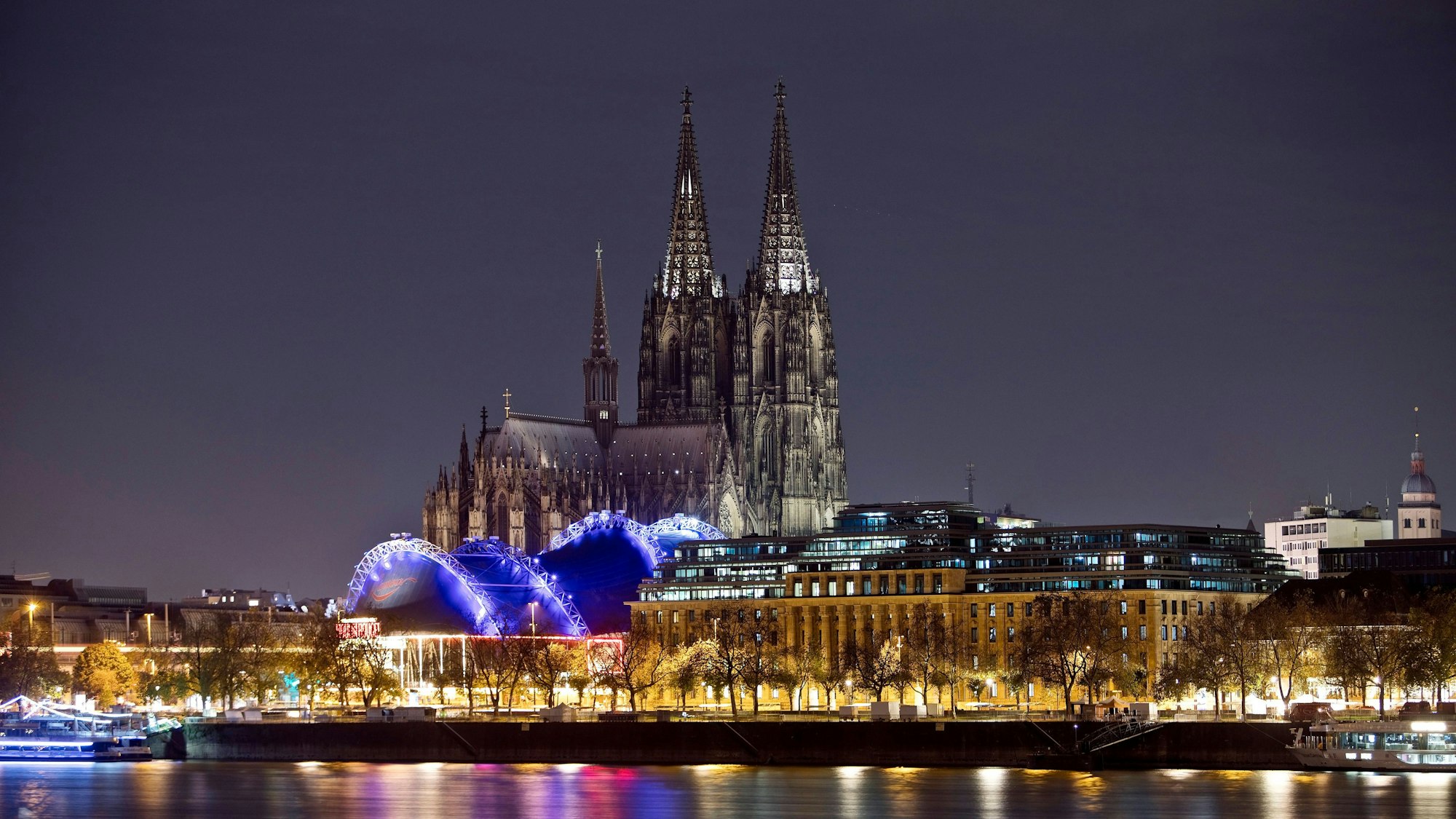 Der Kölner Dom von weitem bei Nacht.