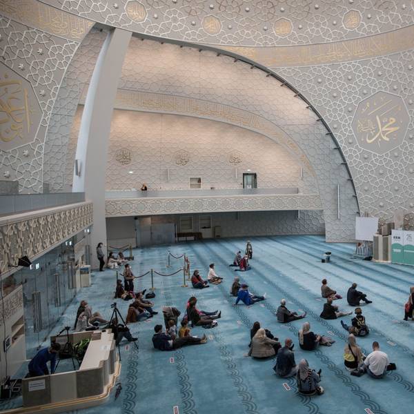 Köln: Besucher sitzen am Tag der offenen Moschee in der Ditib-Zentralmoschee.
