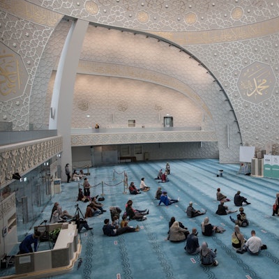 Köln: Besucher sitzen am Tag der offenen Moschee in der Ditib-Zentralmoschee.