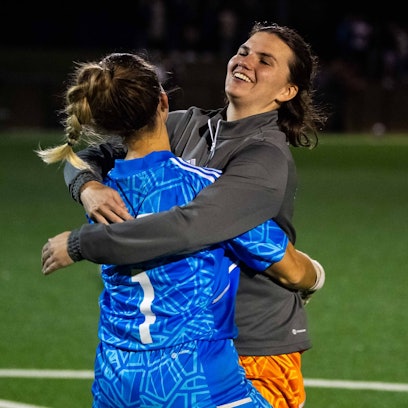 Nach dem Pokalsieg jubeln die beiden Torhüterinnen von Füssenich-Geich, Nike Zander und Michelle Leyendecker, zusammen.