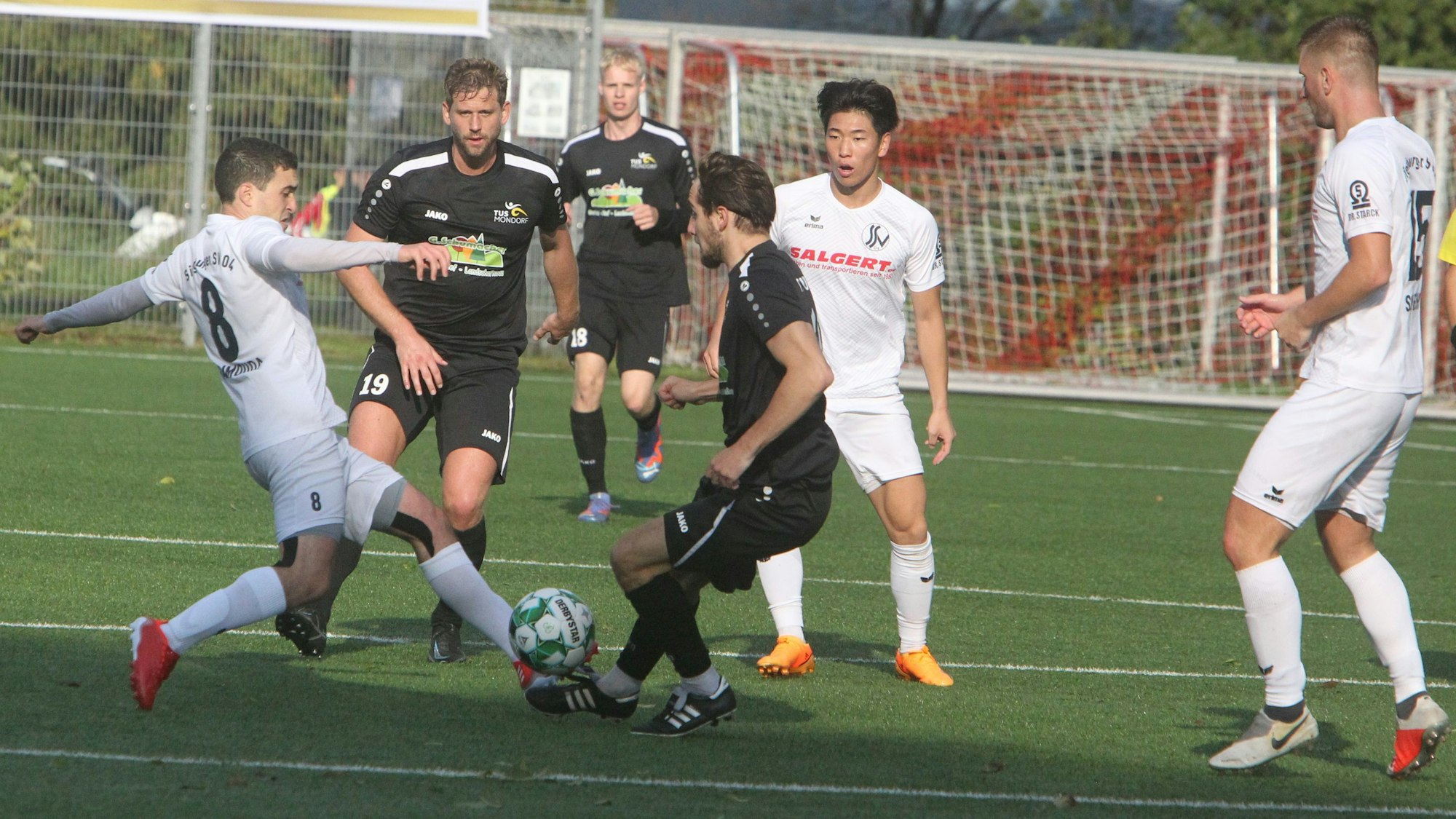 Zweikampf zwischen dem Siegburger Hussein Hammouda (links) und dem Mondorfer Finn Geiger.