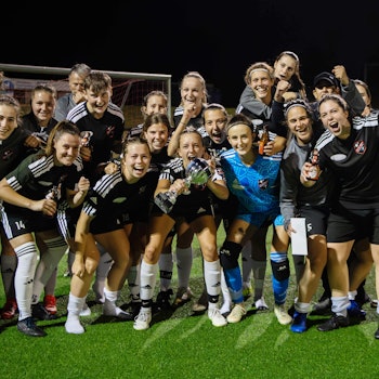 Das Bild zeigt die Fußballerinnen des TB-SV Füssenich-Geich nach dem Pokalgewinn in der vergangenen Saison.