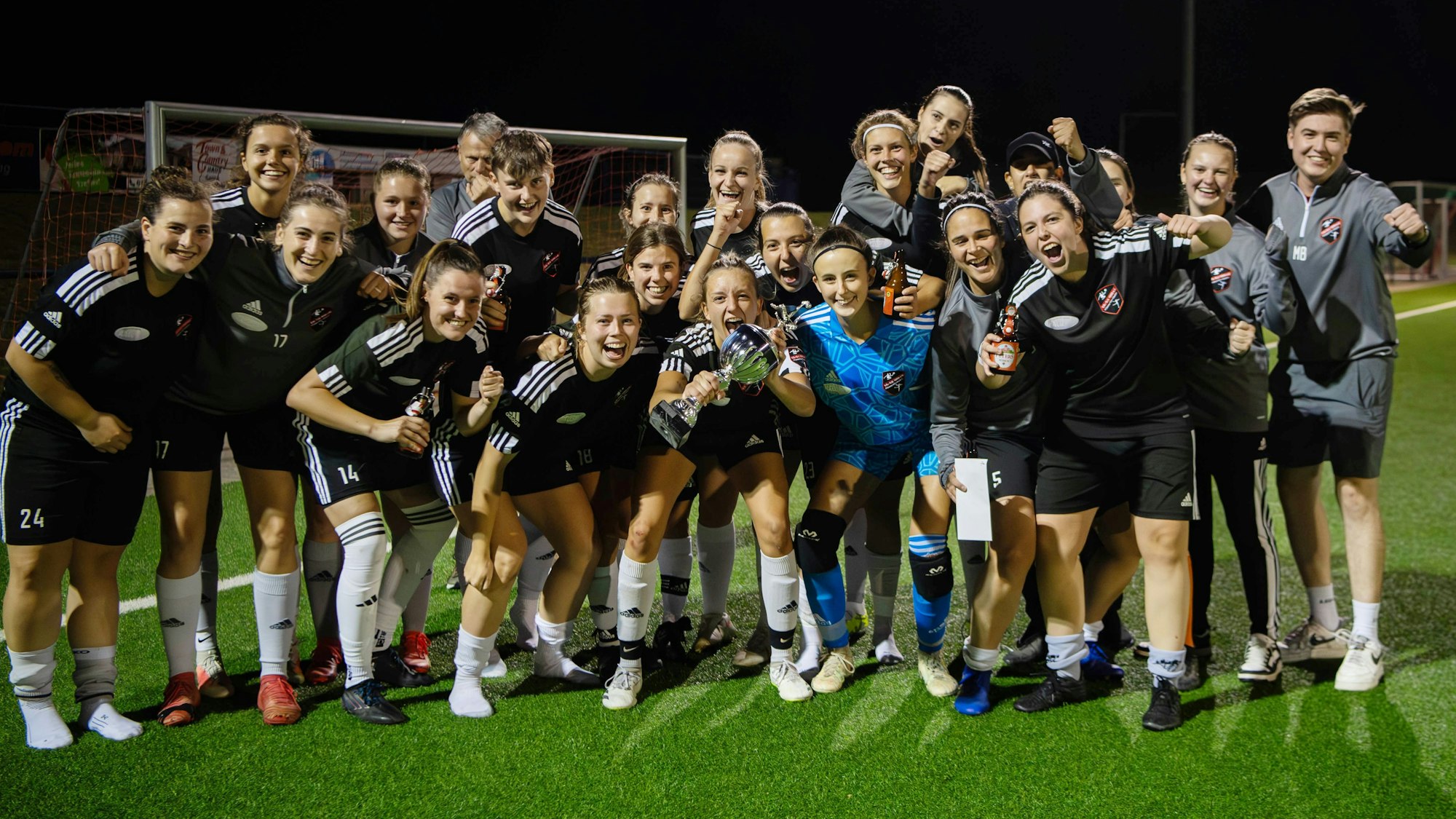 Die Mannschaft des TB-SV Füssenich-Geich freut sich über den Kreispokalsieg.