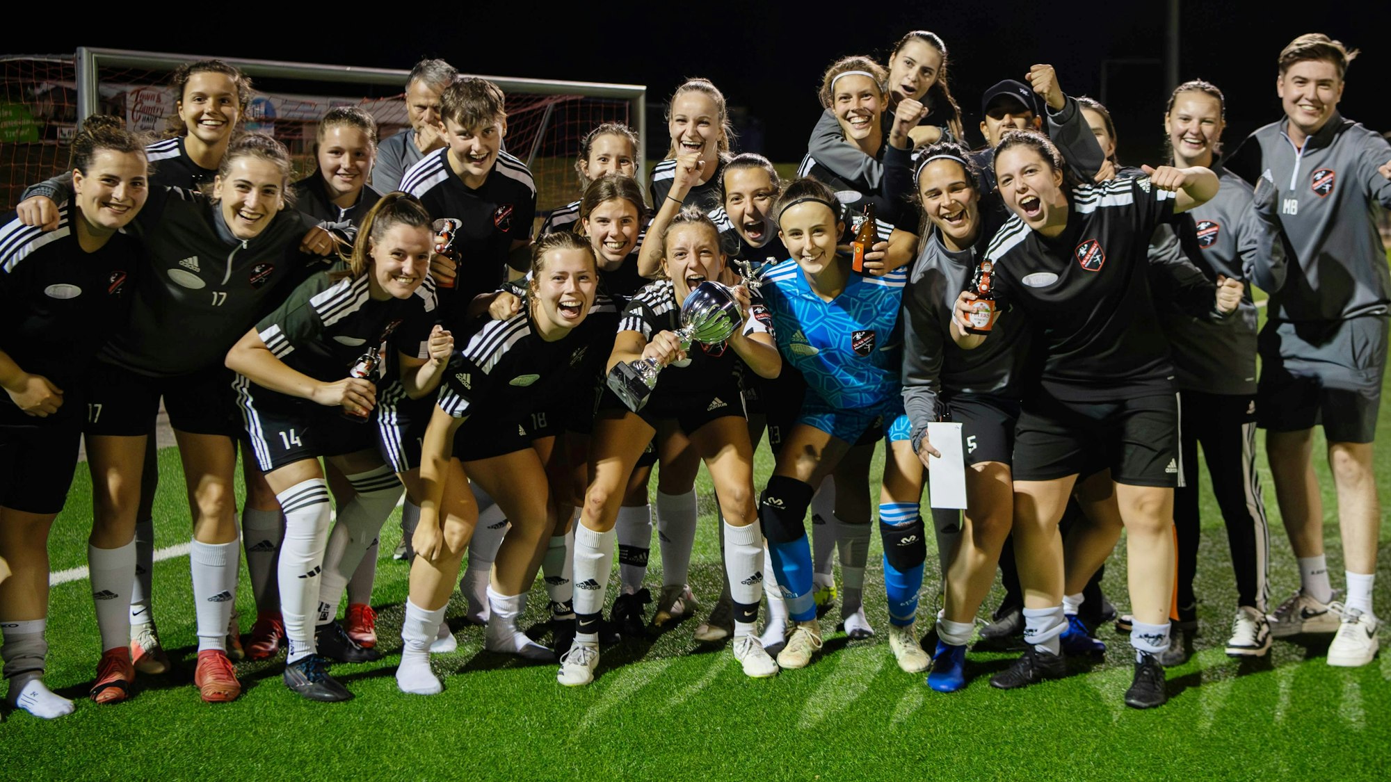 Das Bild zeigt die Fußballerinnen des TB-SV Füssenich-Geich nach dem Pokalgewinn in der vergangenen Saison.