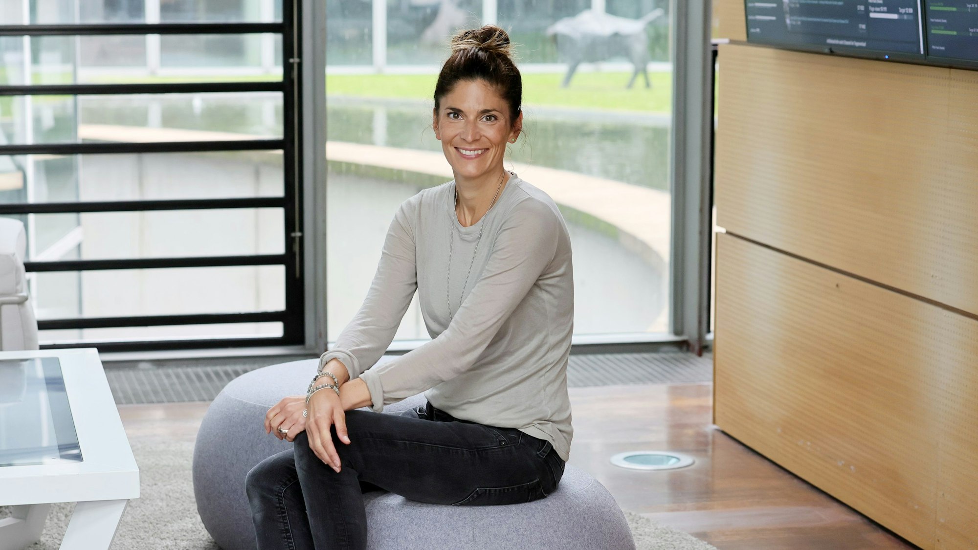 Die Journalistin Katty Sallié guckt in die Kamera und lächelt.