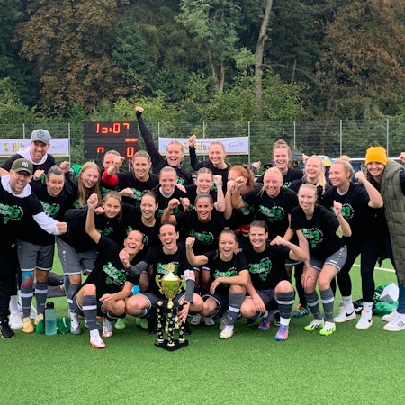 Mannschaftsfoto der Fußballerinnen des TuS Homburg-Bröltal mit dem Kreispokal.